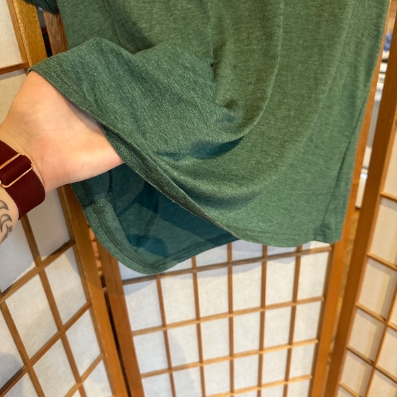 Green V-neck top with embroidered collar - Picture 5 of 8